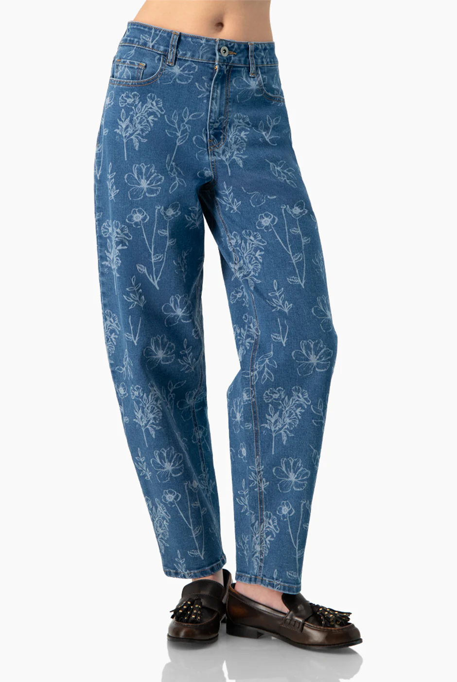 Jeans amplio con detalle floral