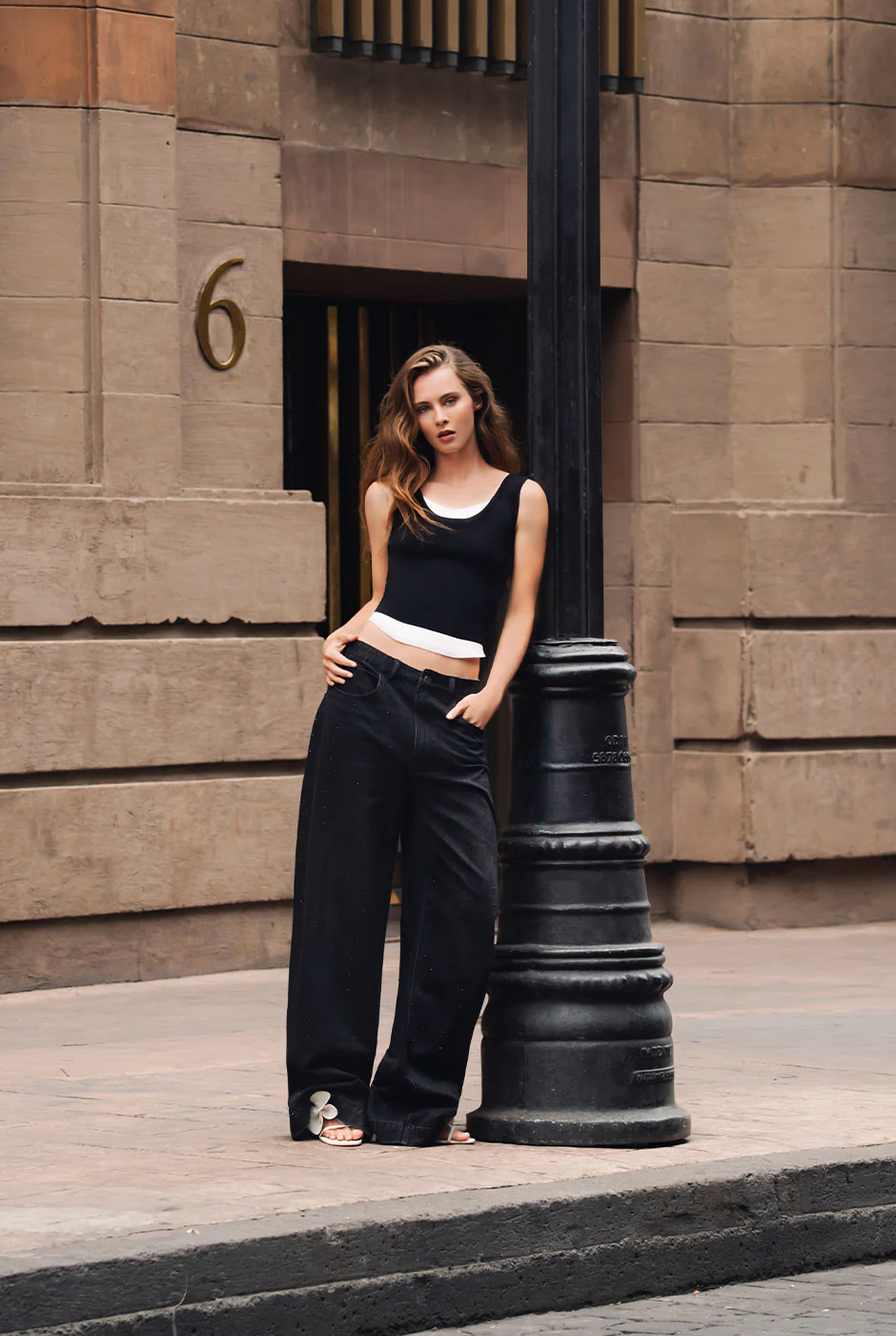 Jeans amplio negro con pedreria - Image 3
