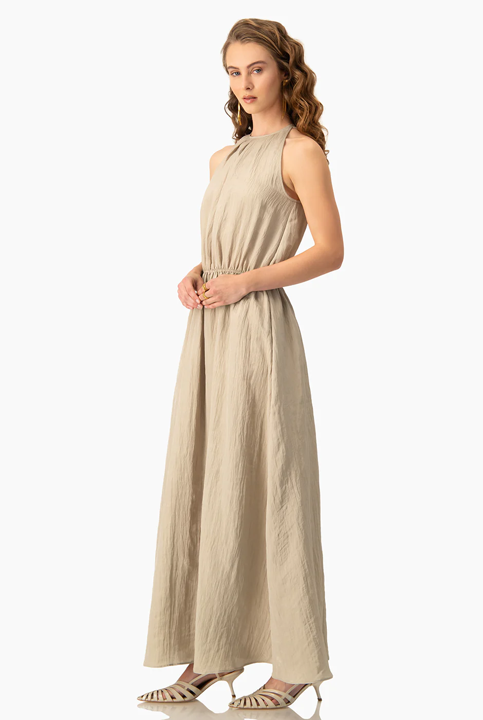 Vestido largo en tono arena - Image 4